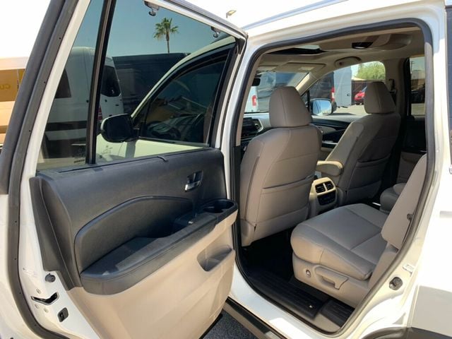2019 Honda Pilot Touring 7-Passenger 2WD Low Miles - 23030162 - 29