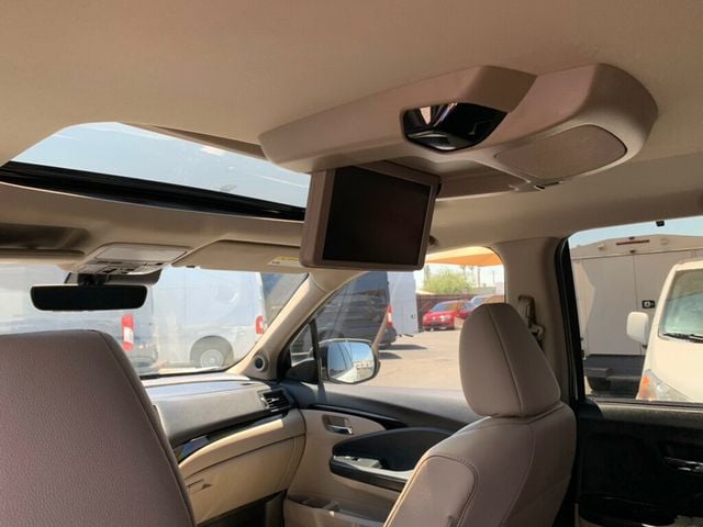 2019 Honda Pilot Touring 7-Passenger 2WD Low Miles - 23030162 - 38