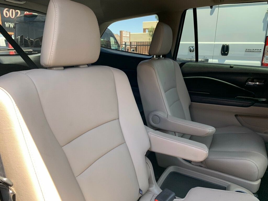2019 Honda Pilot Touring 7-Passenger 2WD Low Miles - 23030162 - 44