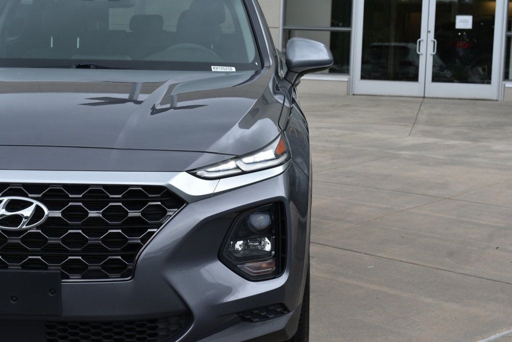 2019 Hyundai Santa Fe SE photo 3