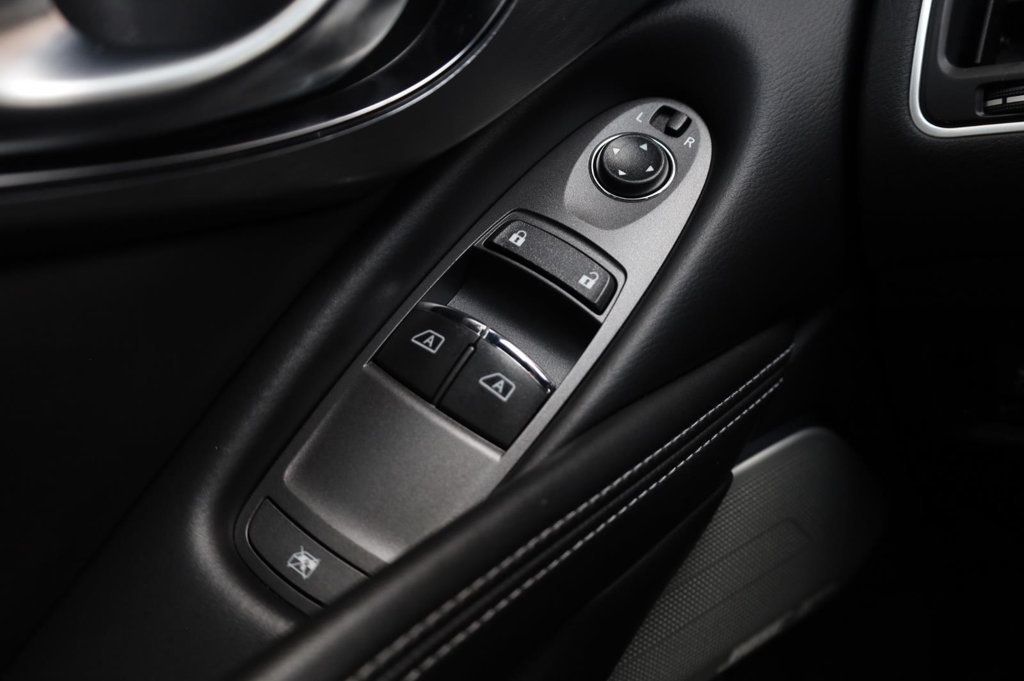 Infiniti Q60 3.0t LUXE photo 31