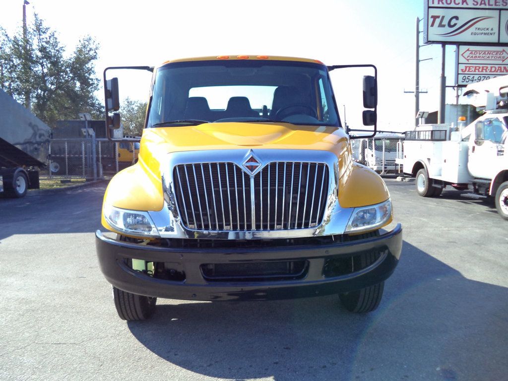 2019 International 4300 w/ 25ft Beaver Tail, Dove Tail, Ramp Truck Equip Hauler - 22985931 - 4