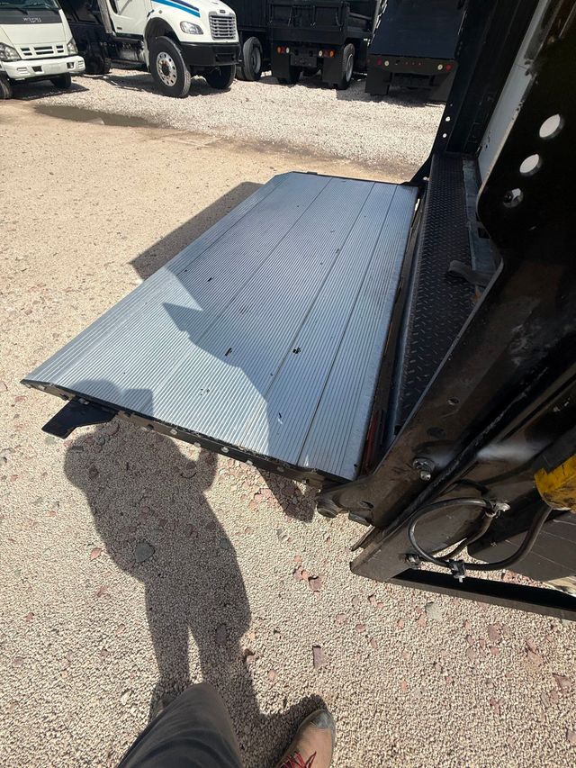 2019 Isuzu NPR 16' Box Truck With Liftgate  - 23011537 - 9