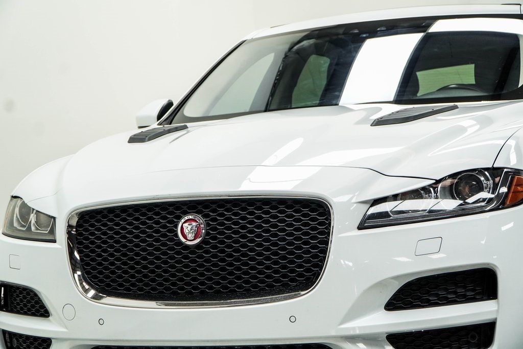 2019 Jaguar F-PACE Prestige photo 2