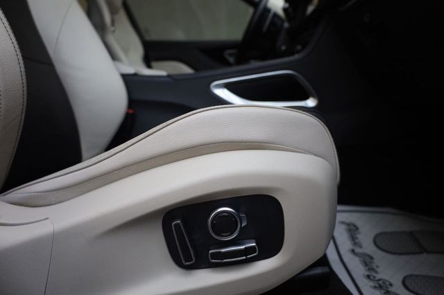 2019 Jaguar F-PACE 30t R-Sport - 23070706 - 31