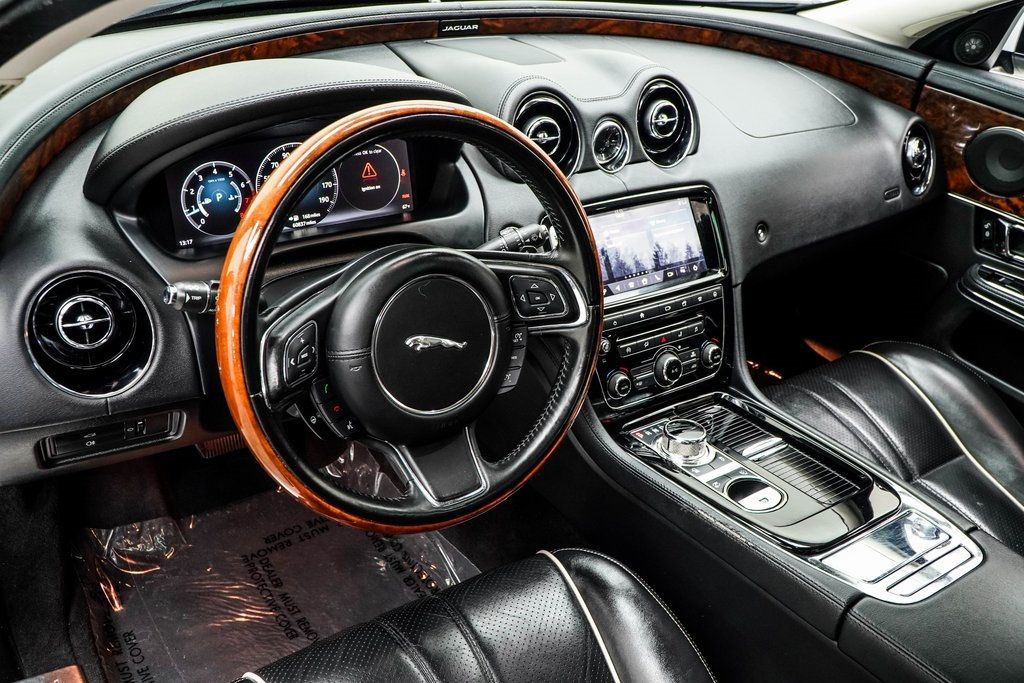 2019 Jaguar XJ R-Sport photo 15