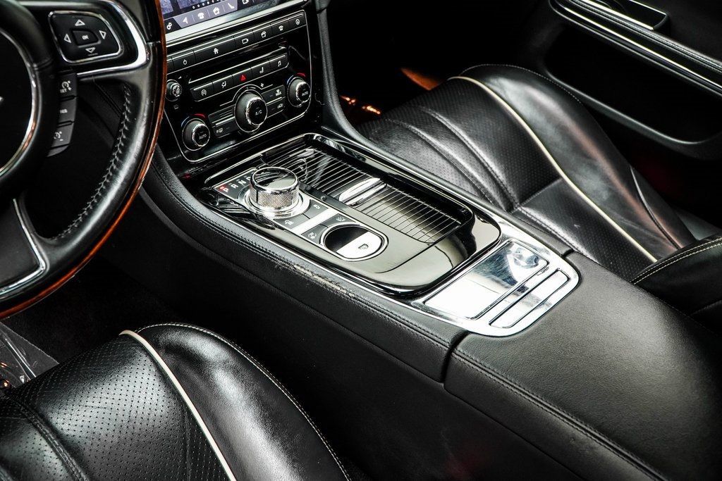 2019 Jaguar XJ R-Sport photo 16