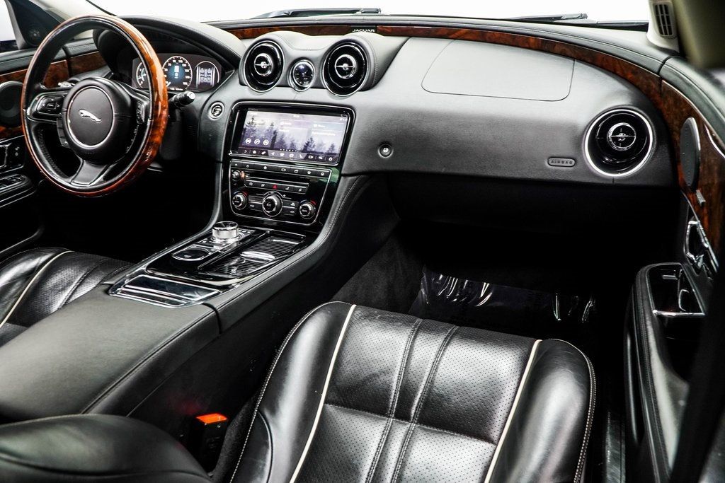 2019 Jaguar XJ R-Sport photo 17