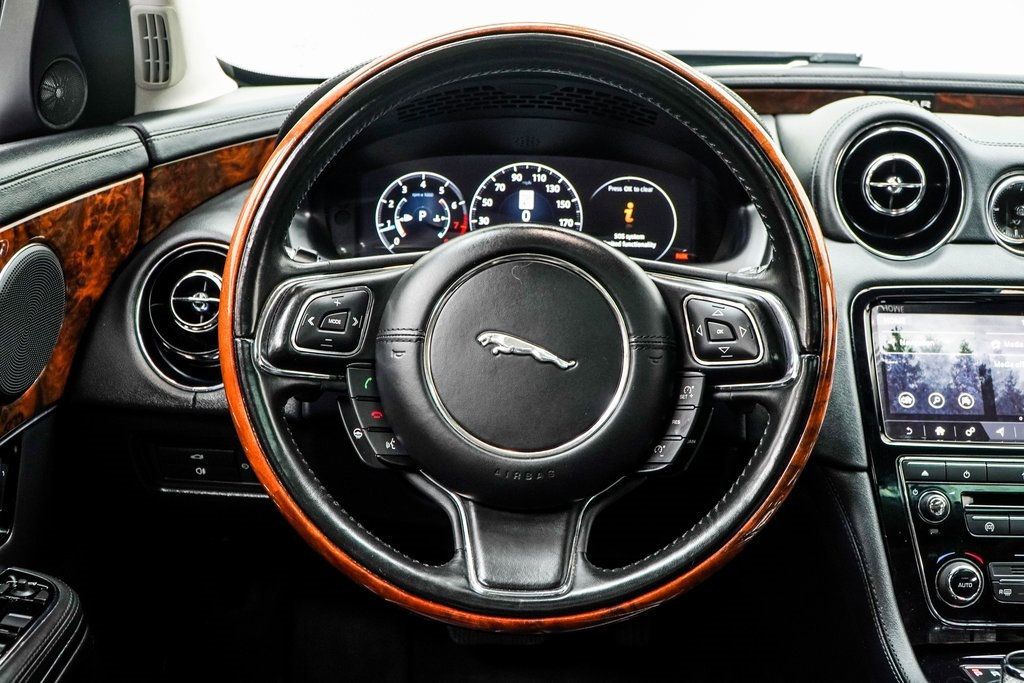 2019 Jaguar XJ R-Sport photo 18