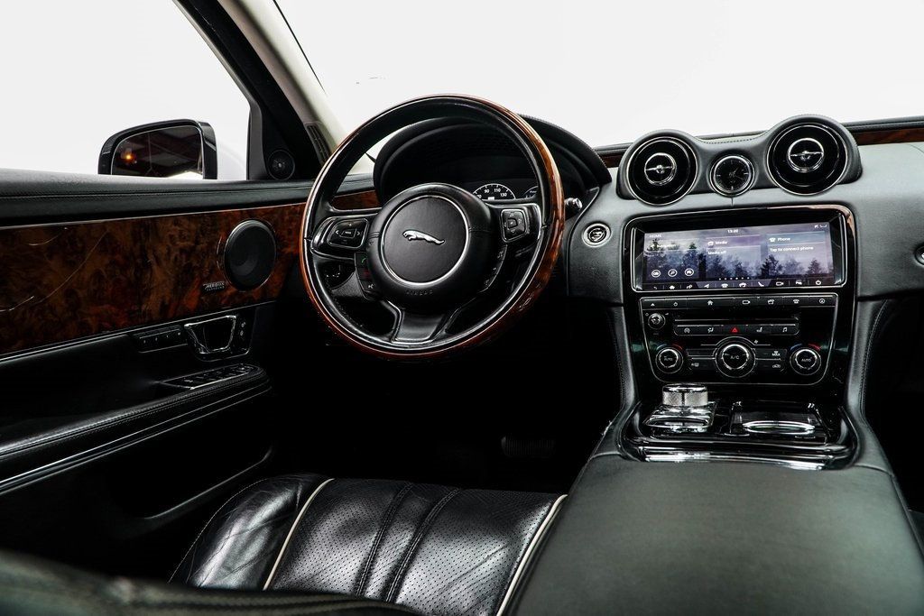 2019 Jaguar XJ R-Sport photo 19