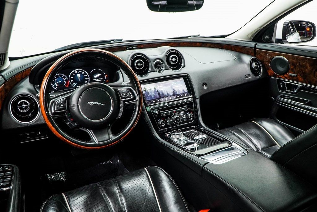 2019 Jaguar XJ R-Sport photo 5