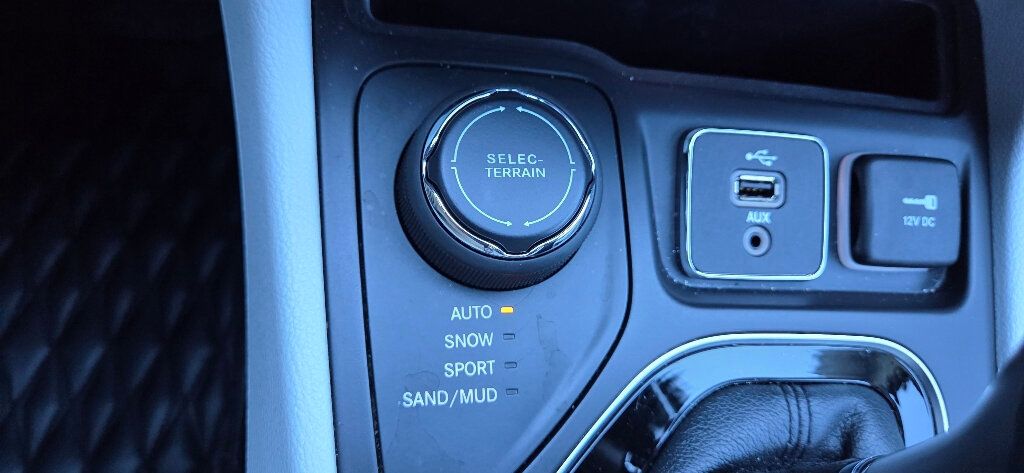 2019 Jeep Cherokee 4x4 LOADED Nav Htd Leather Pano Roof CLEAN 615-300-6004 - 22935896 - 27