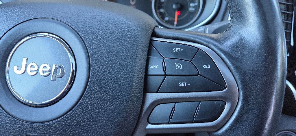 2019 Jeep Cherokee 4x4 LOADED Nav Htd Leather Pano Roof CLEAN 615-300-6004 - 22935896 - 33