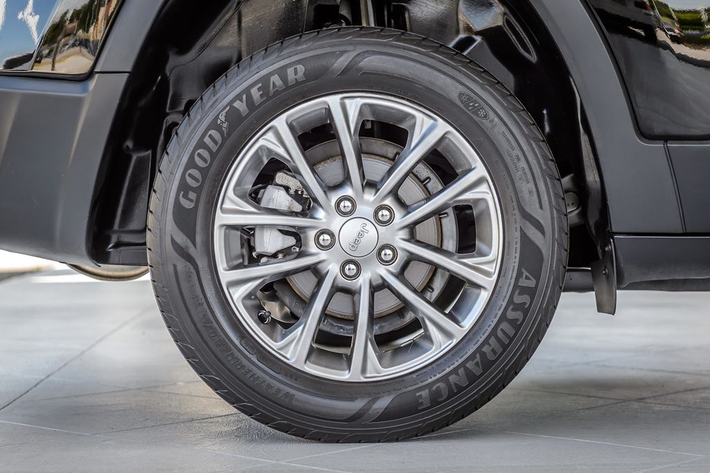 2019 Jeep Cherokee CHEROKEE LATITUDE PLUS BLACK ON BLACK SUPER CLEAN MUST SEE - 23020864 - 13