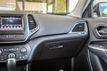 2019 Jeep Cherokee CHEROKEE LATITUDE PLUS BLACK ON BLACK SUPER CLEAN MUST SEE - 23020864 - 33