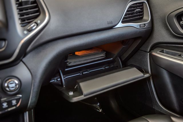 2019 Jeep Cherokee CHEROKEE LATITUDE PLUS BLACK ON BLACK SUPER CLEAN MUST SEE - 23020864 - 34