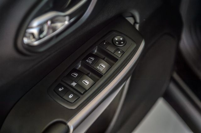2019 Jeep Cherokee CHEROKEE LATITUDE PLUS BLACK ON BLACK SUPER CLEAN MUST SEE - 23020864 - 48