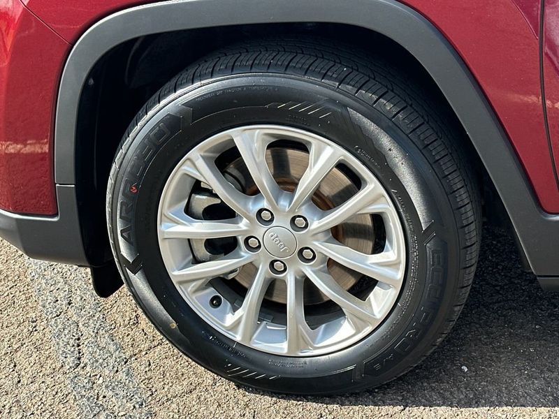 2019 Jeep Cherokee Latitude FWD - 23055089 - 11