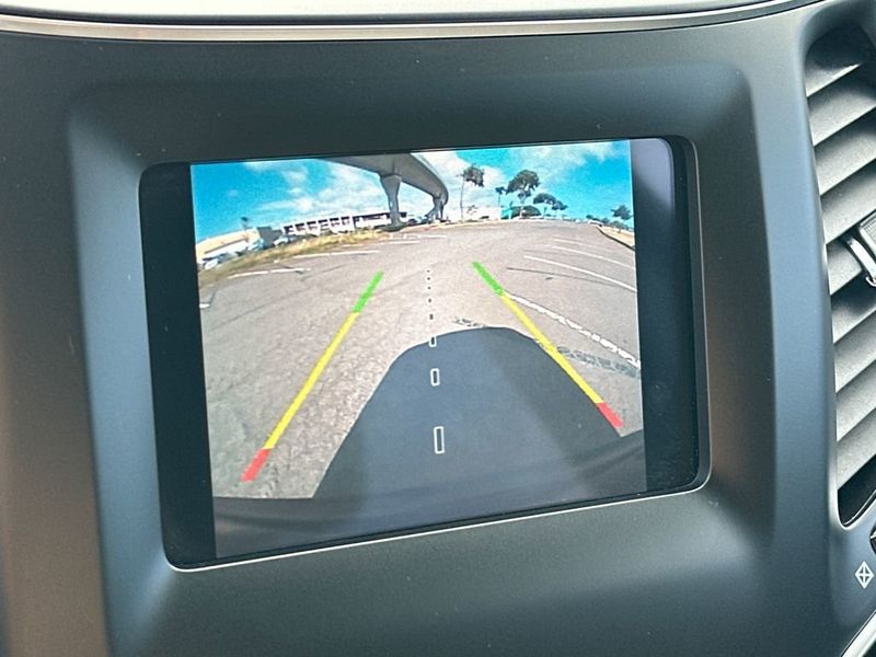 2019 Jeep Cherokee Latitude FWD - 23055089 - 16