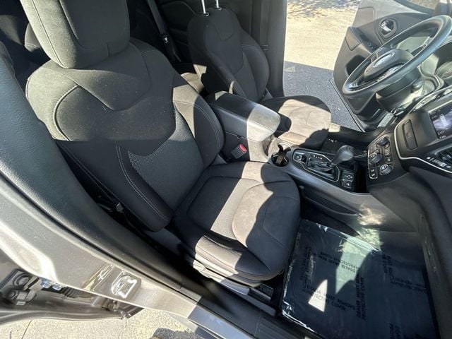 2019 Jeep Cherokee Latitude FWD - 22975607 - 19