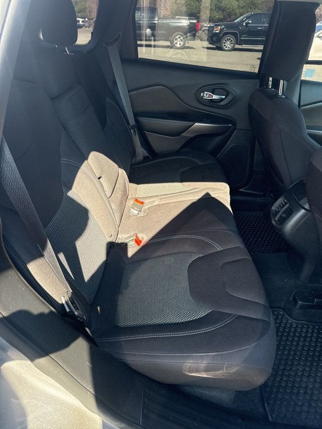 2019 Jeep Cherokee Latitude FWD - 23000741 - 9