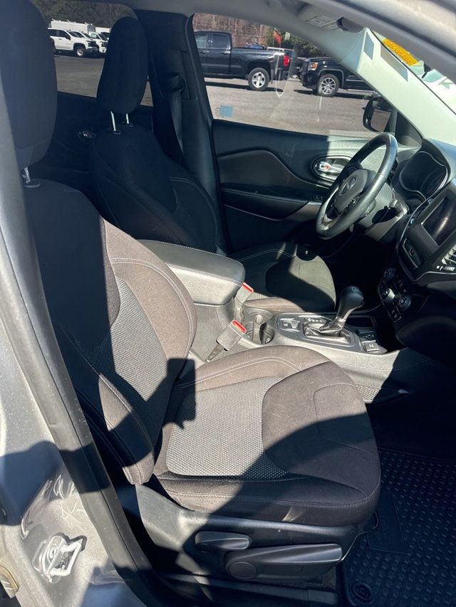 2019 Jeep Cherokee Latitude FWD - 23000741 - 13