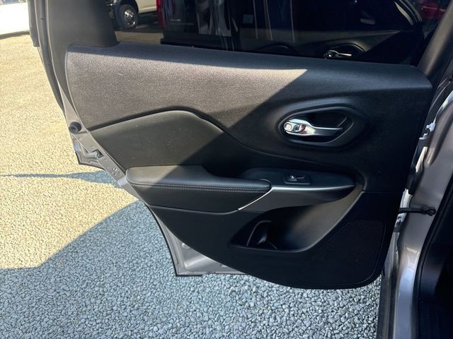 2019 Jeep Cherokee Latitude FWD - 23000741 - 14