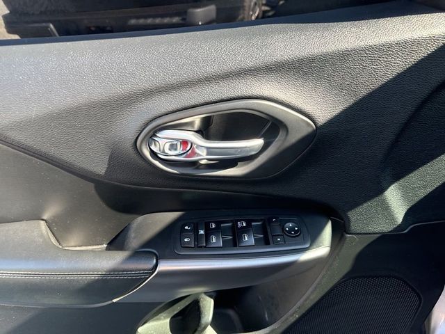 2019 Jeep Cherokee Latitude FWD - 23000741 - 17