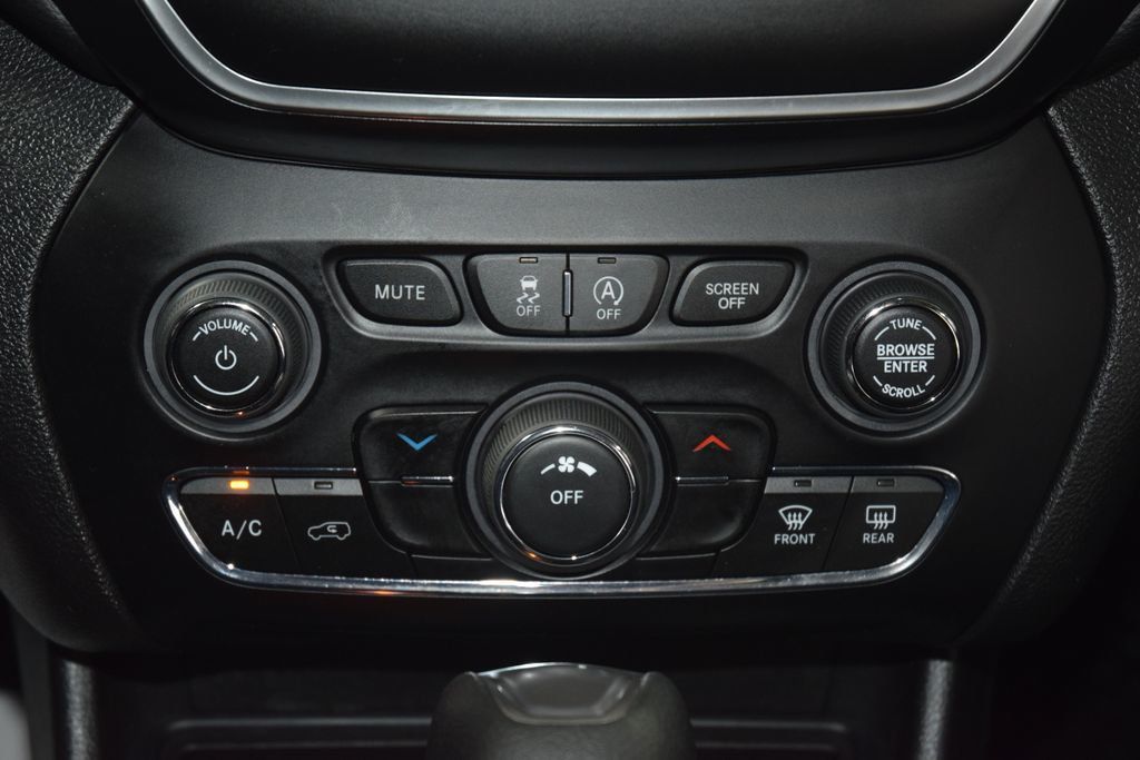 2019 Jeep Cherokee Latitude FWD - 23000741 - 29