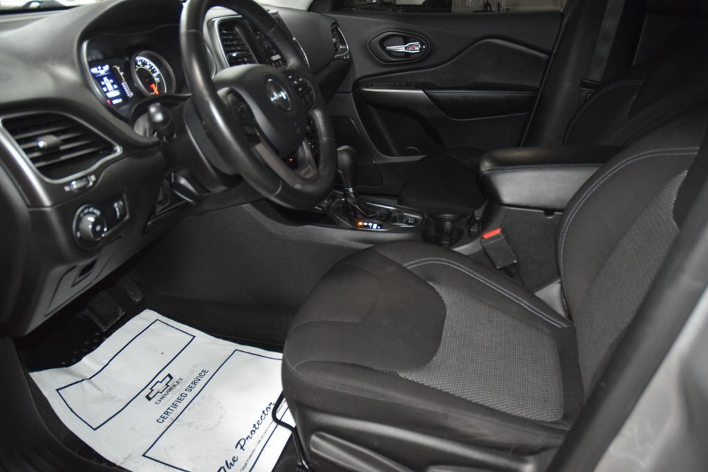 2019 Jeep Cherokee Latitude FWD - 23000741 - 34