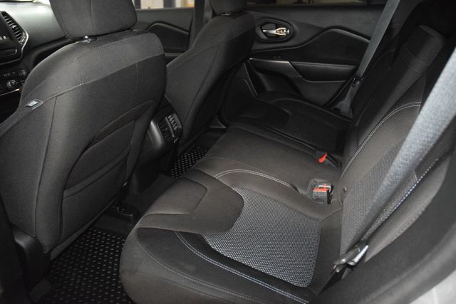 2019 Jeep Cherokee Latitude FWD - 23000741 - 36