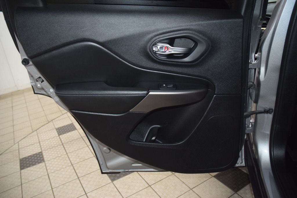 2019 Jeep Cherokee Latitude FWD - 23000741 - 38