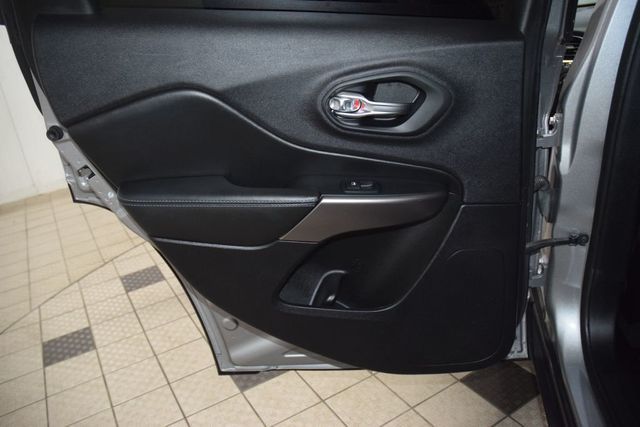 2019 Jeep Cherokee Latitude FWD - 23000741 - 38