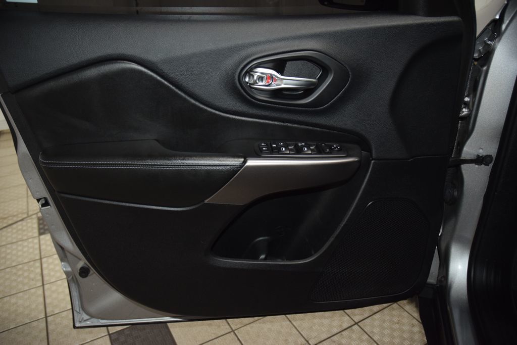 2019 Jeep Cherokee Latitude FWD - 23000741 - 40