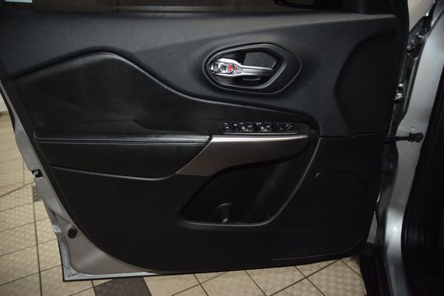 2019 Jeep Cherokee Latitude FWD - 23000741 - 40