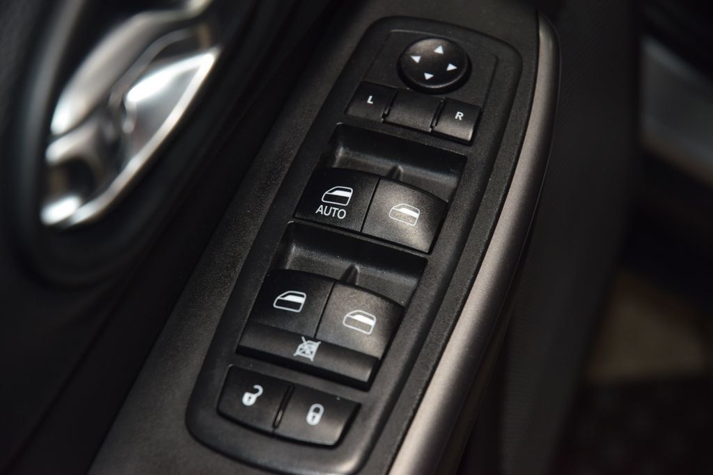 2019 Jeep Cherokee Latitude FWD - 23000741 - 41