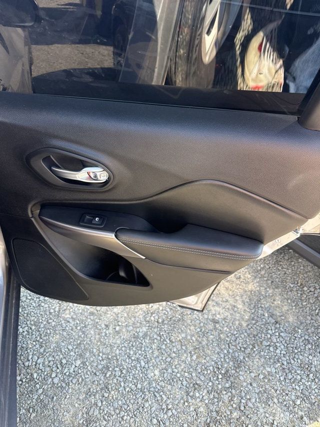 2019 Jeep Cherokee Latitude FWD - 23000741 - 8