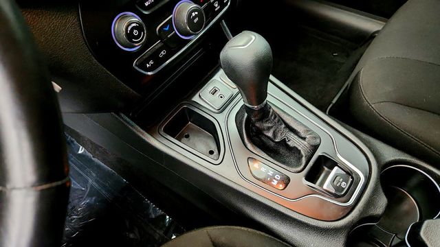 2019 Jeep Cherokee Latitude FWD w/ Heated Seats, Remote Start & Alloy Wheels - 23093264 - 15