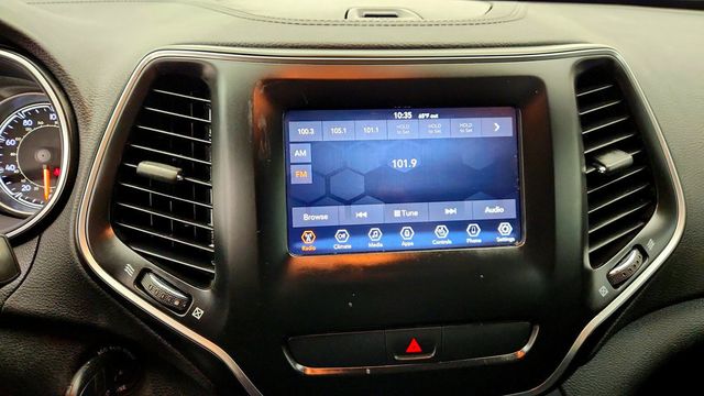 2019 Jeep Cherokee Latitude FWD w/ Heated Seats, Remote Start & Alloy Wheels - 23093264 - 17