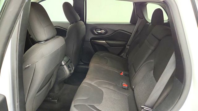 2019 Jeep Cherokee Latitude FWD w/ Heated Seats, Remote Start & Alloy Wheels - 23093264 - 19