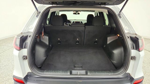 2019 Jeep Cherokee Latitude FWD w/ Heated Seats, Remote Start & Alloy Wheels - 23093264 - 20