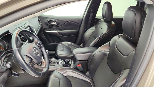 2019 Jeep Cherokee Latitude Plus 4x4 with Cold Weather Group - 22978501 - 16