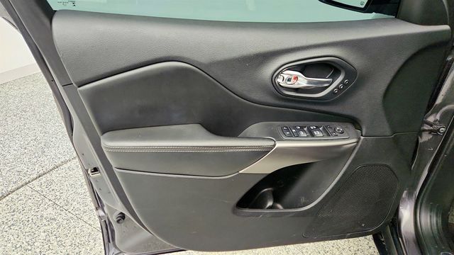 2019 Jeep Cherokee Limited with Power Sunroof and Technology Package - 22974032 - 10