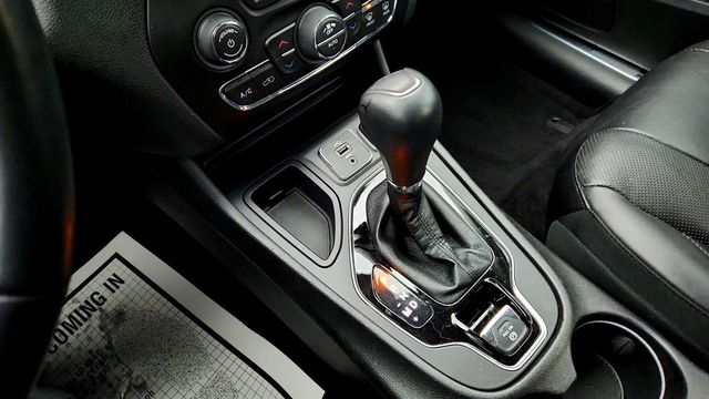 2019 Jeep Cherokee Limited with Power Sunroof and Technology Package - 22974032 - 16