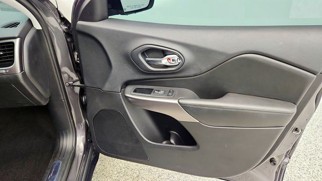 2019 Jeep Cherokee Limited with Power Sunroof and Technology Package - 22974032 - 26