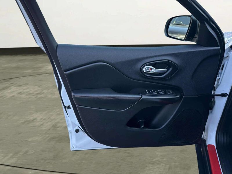 2019 Jeep Cherokee Trailhawk 4x4 4dr SUV - 23054070 - 9