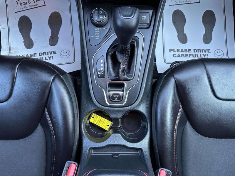 2019 Jeep Cherokee Trailhawk 4x4 4dr SUV - 23054070 - 19