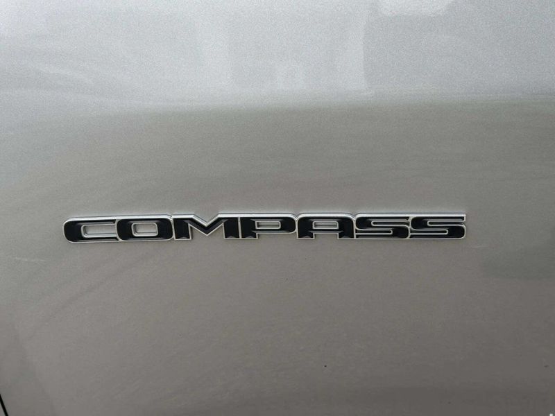 2019 Jeep Compass Latitude 4dr SUV - 22993939 - 8