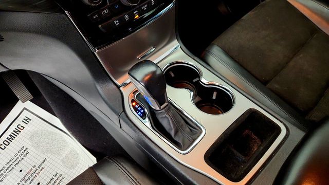 2019 Jeep Grand Cherokee Altitude 4x4 w/ Power Sunroof, Nav, Heated Seats & Black Wheels - 23088531 - 14
