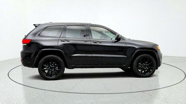 2019 Jeep Grand Cherokee Altitude 4x4 w/ Power Sunroof, Nav, Heated Seats & Black Wheels - 23088531 - 3